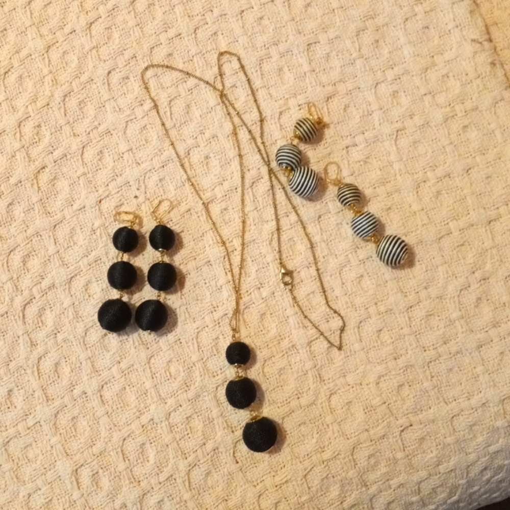 Necklace and 2 pairs of earrings to match